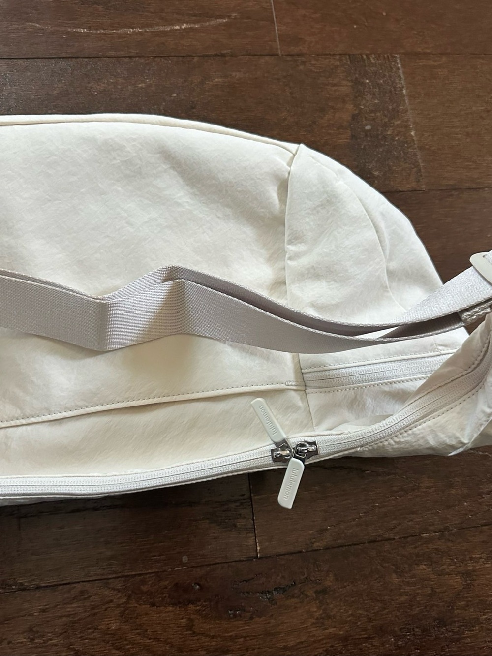 Lululemon Large Slouchy Sling Bag 13L light ivory with silver-NWT - Picture 15 of 16